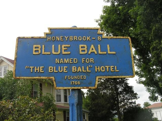 MAJ_Madden's tweet photo. Well, it seems that #Pennsylvania has 2 Blue Ball signs, but actually only 1 #BlueBall town
In 1766, Irishman John Wallace built an inn at the crossroads of two Native American trails, (now Rt 23 amd Rt 322). instead of a sign, he hung a Blue Ball out front.
#MiM #TownNames https://t.co/wOxk7J0Jkh