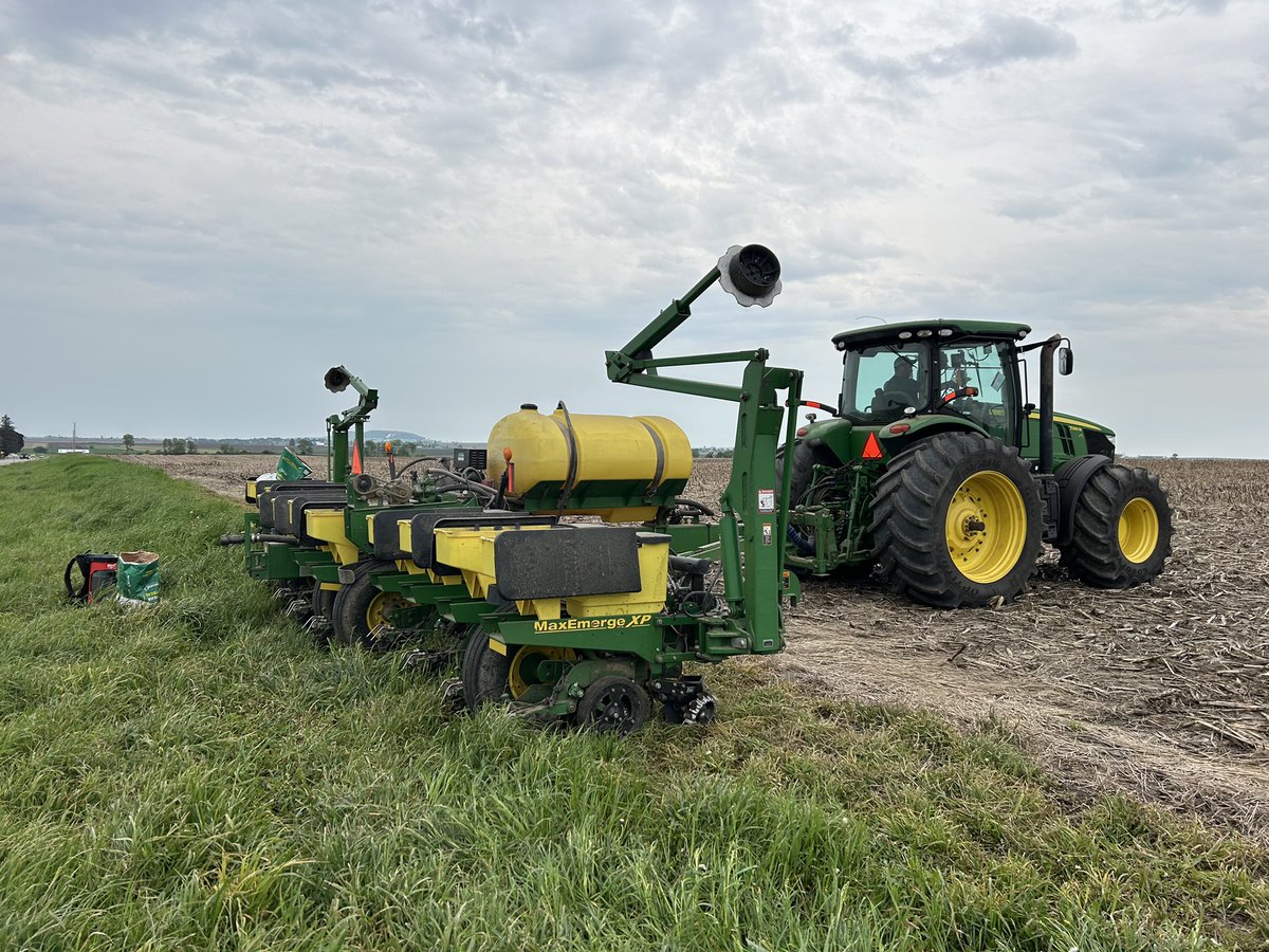Red, Green or Blue?
All systems go as we get two more grower plots planted Today in Wisconsin.  
Thank you Linscheid Farms in Dodgeville and Vondra Ag of Platteville
#plantbecks #beckshybrids <a href="/BecksHybrids/">Beck's Hybrids</a>