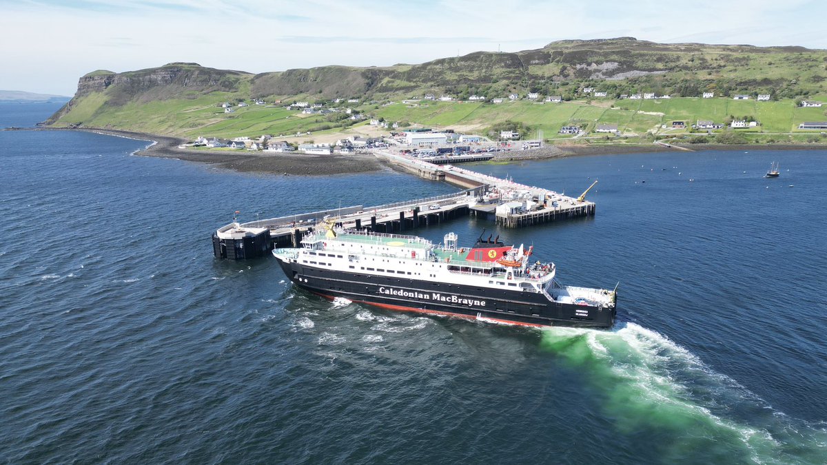 The Heb arriving into Uig on Saturday afternoon @CalMacFerries