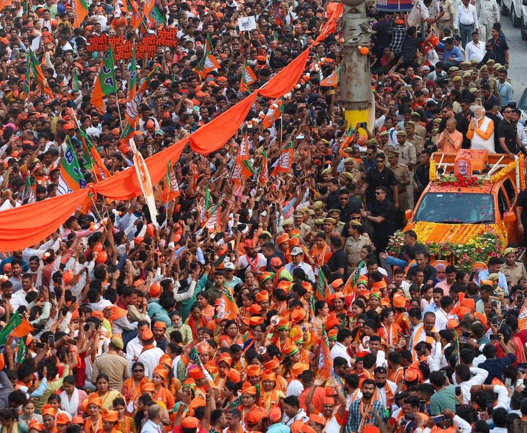 BasuMalti4bjp's tweet photo. मोदी की काशी और काशी के मोदी।

बाबा विश्वनाथ की नगरी काशी की सड़कों पर उमड़ा जनता का ये अपार प्यार, स्नेह और आशीर्वाद... साफ संदेश है- फिर एक बार मोदी सरकार....

#HamaarKashiHamaarModi https://t.co/BTkN07sydA