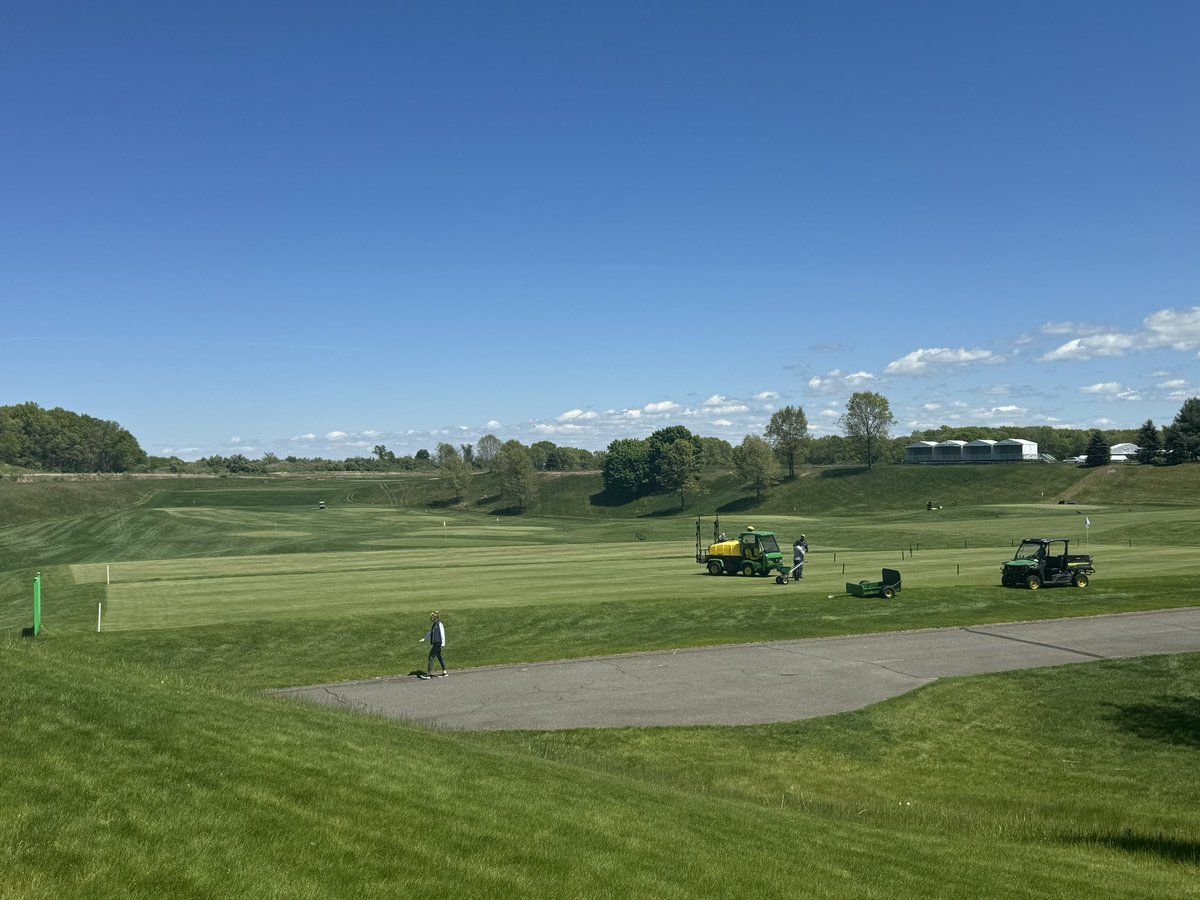 CodyScott79's tweet photo. Beautiful day for learning at the first green field trip @FinchTurf #finchturf #johndeere https://t.co/FoBFlcWDBN