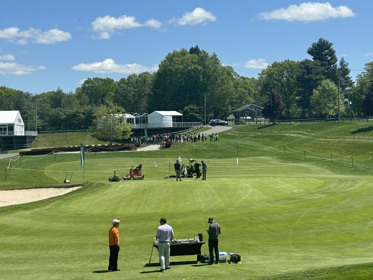 CodyScott79's tweet photo. Beautiful day for learning at the first green field trip @FinchTurf #finchturf #johndeere https://t.co/FoBFlcWDBN