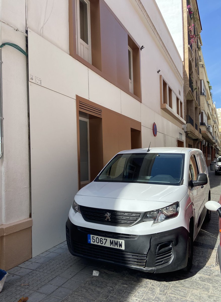 SurJustice's tweet photo. @ayuncordoba_es  Todos los días en la calle bodega es igual. Coches estacionados que nos impiden entrar en las cocheras.
Lo peor es que cuando llegan a quitarlos (después de mucho tiempo pitando) se ponen chulos.
Hasta cuando hay que aguantar esto? https://t.co/Dg9wabazmd