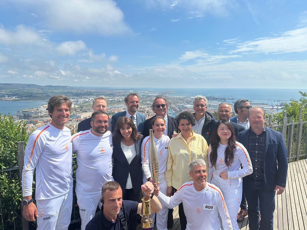 Quel bel évènement fraternel que le Relais de la Flamme 🔥 Mettant en valeur chacun de nos territoires, il est l'un des symboles de l'olympisme. Avec Anne Hidalgo et @MDelafosse, très belle journée synonyme d'élan populaire à Sète et Juvignac avant Montpellier ce soir 🤩