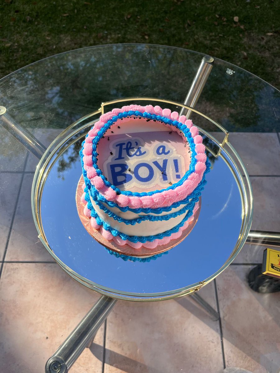 Gender reveal burn-away cake 🥹🩵 what will always fascinate me about this, is that you literally cannot see what’s in the layer beneath until the one on top is burnt 😆🤍