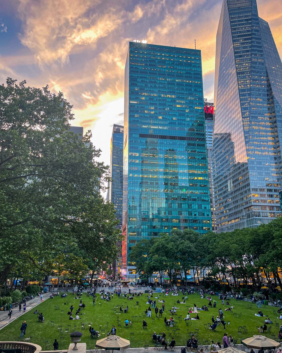 TONIGHT, the @ASOrch will be performing in the park 🎶🎻! Find them at 5:30pm on the Upper Terrace. No worries if you can’t make it today! You can see them again on 5/14, 5/20, and 5/21. Tap for more info 💚. bryantpark.org/activities/ame…