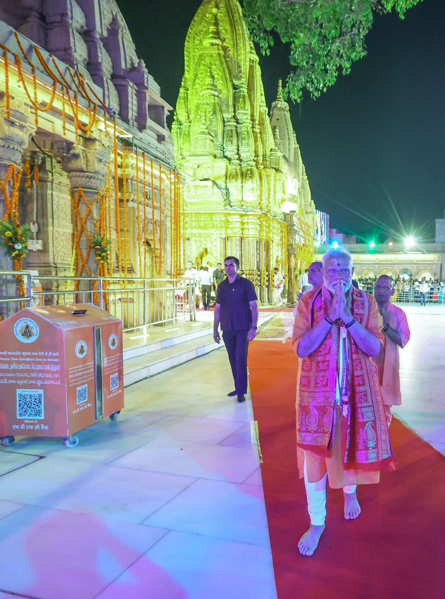 narendramodi's tweet photo. बाबा विश्वनाथ मंदिर में दर्शन और पूजन का सौभाग्य मिला। दिनभर देश के अलग-अलग हिस्सों के कार्यक्रमों और काशी के रोड शो के बाद यहां आकर एक नई ऊर्जा का अनुभव हुआ। इस अवसर पर बाबा विश्वनाथ से अपने 140 करोड़ परिवारजनों के लिए सुख-समृद्धि और कल्याण का आशीर्वाद मांगा। https://t.co/wuSa8WOU6s
