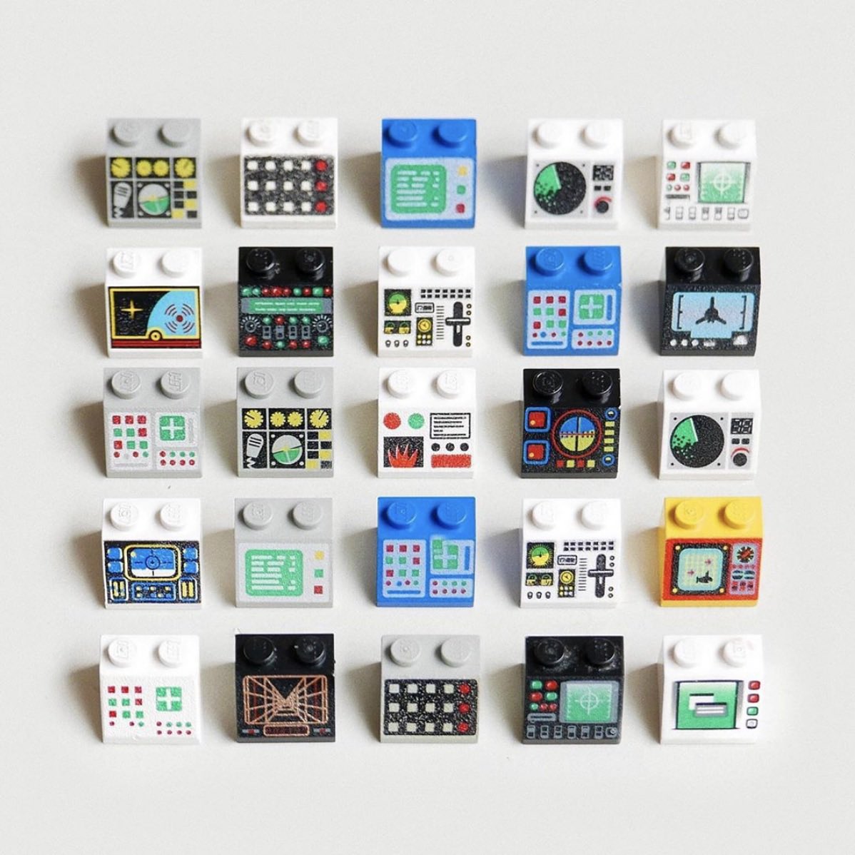 📱 To date, Lego has released 25 different smartphone models (1x2 printed tiles). 🤓 Read my new blog post for a quick history - stubot.me 🟢 N.B. This collection is inspired by @presentcorrect’s legendary ‘Typology of Lego Computers’ photograph. #Lego #レゴ