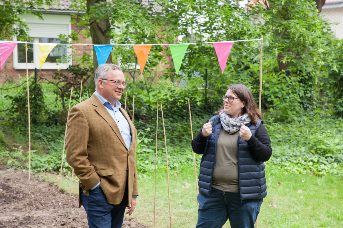 Das sind die AckerRacker der Bürgerstiftung Rheinviertel in der ⁦@BundesstadtBonn⁩. Sie entdecken voller Begeisterung mit ihren Eltern und dem Team der Kita Walter Möhren die Welt von nachhaltigerLandwirtschaft und vielfältiger Ernährung. Tolle Kooperation mit Acker eV.