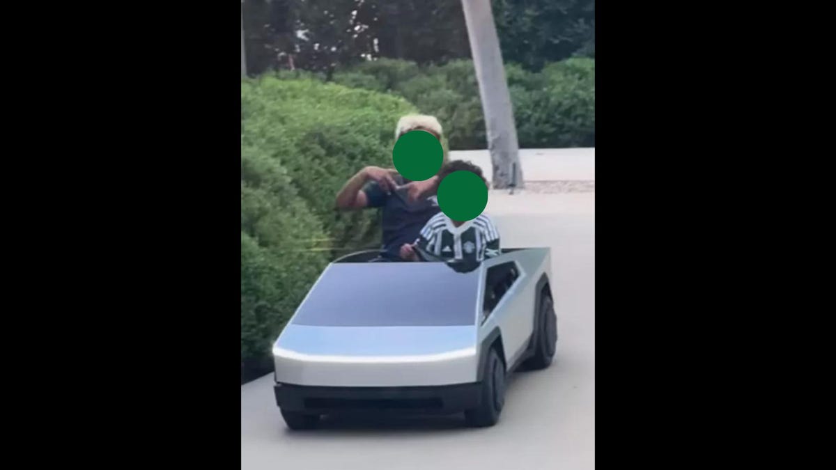 Kim Kardashian's Cute Son Psalm Got a Mini Tesla for His B-day, But the Internet Say These Kids Are Spoiled dlvr.it/T6qFBr