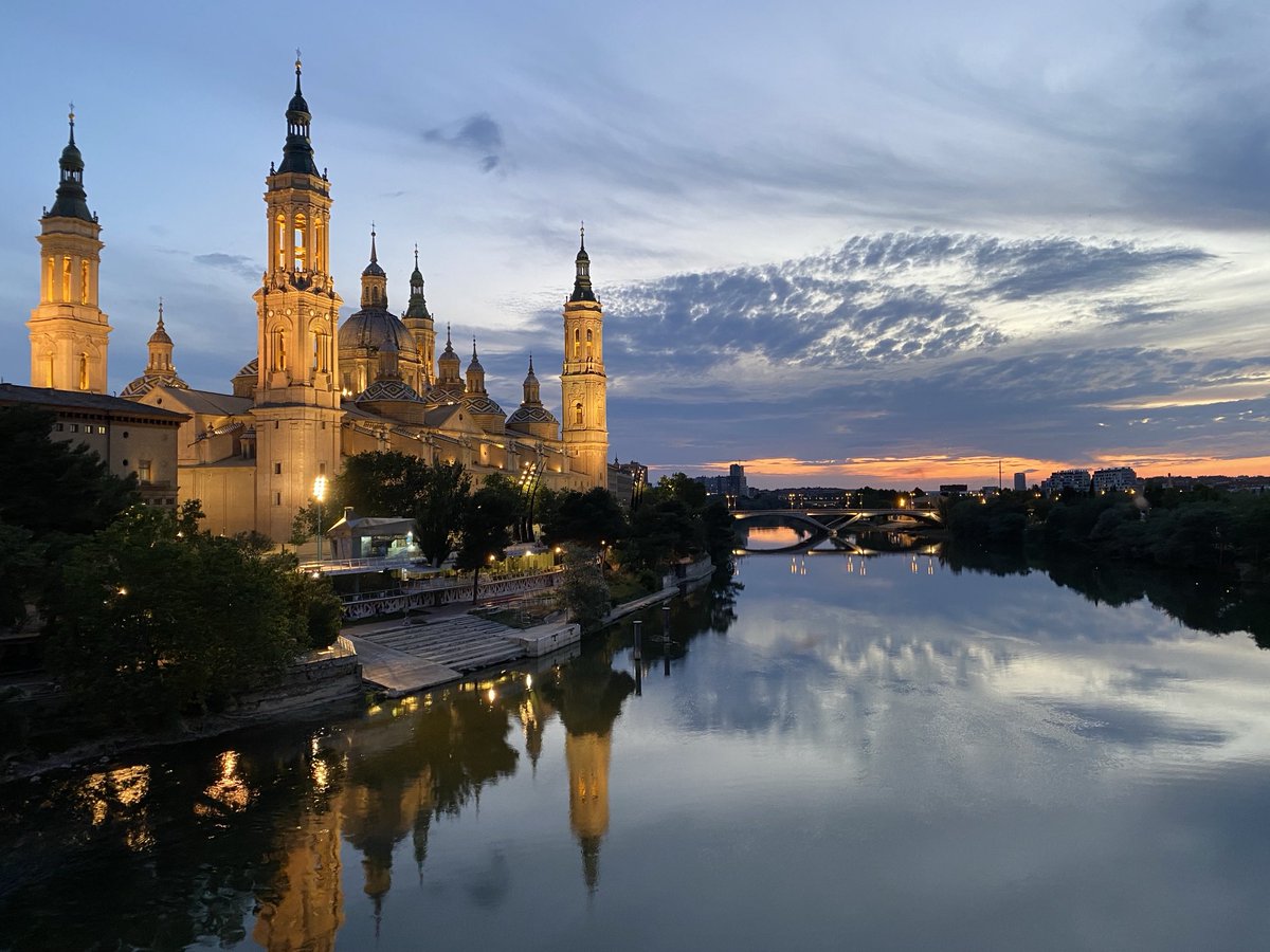 そして、サルバドール大聖堂を横切った先にある「ピエドラ橋 （Puente de Piedra）」からは黄昏時の超絶景、エブロ川とライトアップされた「ヌエストラ・セニョーラ・デル・ピラール聖堂」！！

#サラゴサ