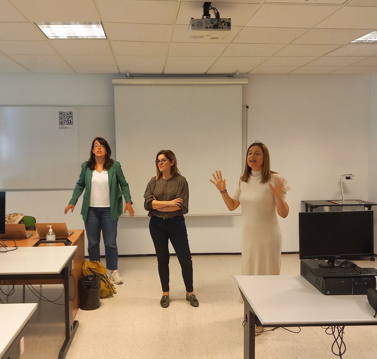 CarlaRod_UA's tweet photo. Hoy hemos tenido la visita de @maria_sicilia1 @PalazonMariola @manolilp en nuestra clase de Inv. Mcados 1 @EconomicasUA xa enseñarnos su experiencia de ESCAPE ROOM digital como parte del proyecto de REDES Innovación docente!

Que bien lo hemos pasado y cuanto hemos aprendido!👏😍 https://t.co/mHofKvAYc5