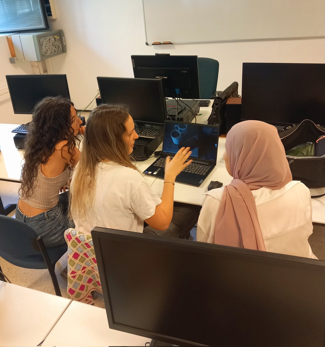 CarlaRod_UA's tweet photo. Hoy hemos tenido la visita de @maria_sicilia1 @PalazonMariola @manolilp en nuestra clase de Inv. Mcados 1 @EconomicasUA xa enseñarnos su experiencia de ESCAPE ROOM digital como parte del proyecto de REDES Innovación docente!

Que bien lo hemos pasado y cuanto hemos aprendido!👏😍 https://t.co/mHofKvAYc5