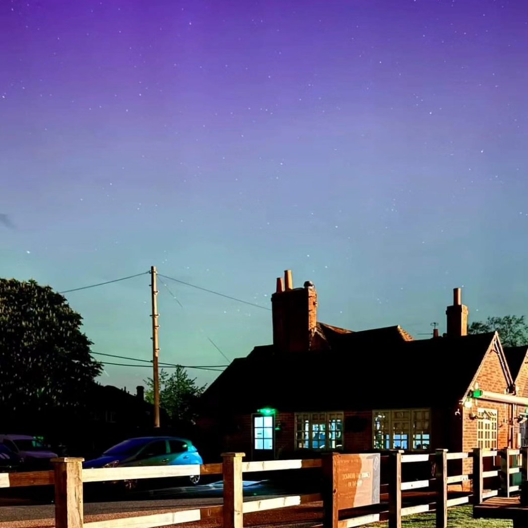 Beautiful scenes from this weekends Northern Lights 😍

#NorthernLights #AuroraBorealis #SherfieldOnLoddon #CountryPub #Pub #Basingstoke #hampshirepub #YoungsPubs