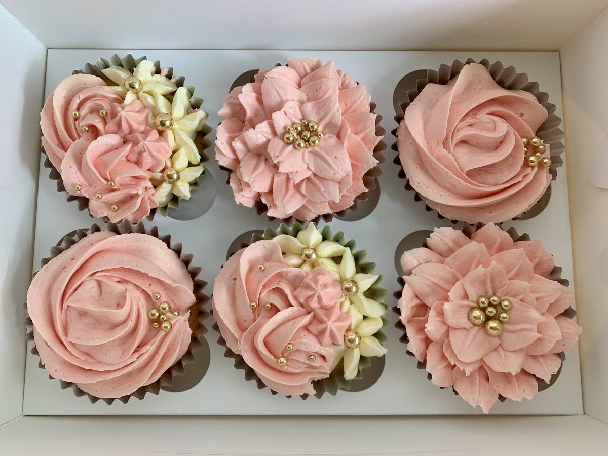 Cupcakes for a customer who wanted a pretty peach coloured cupcake selection for her Mum’s birthday…
Tell:07824 705364 or DM
#firsttmaster #cupcakes #birthday #London #Shopindie