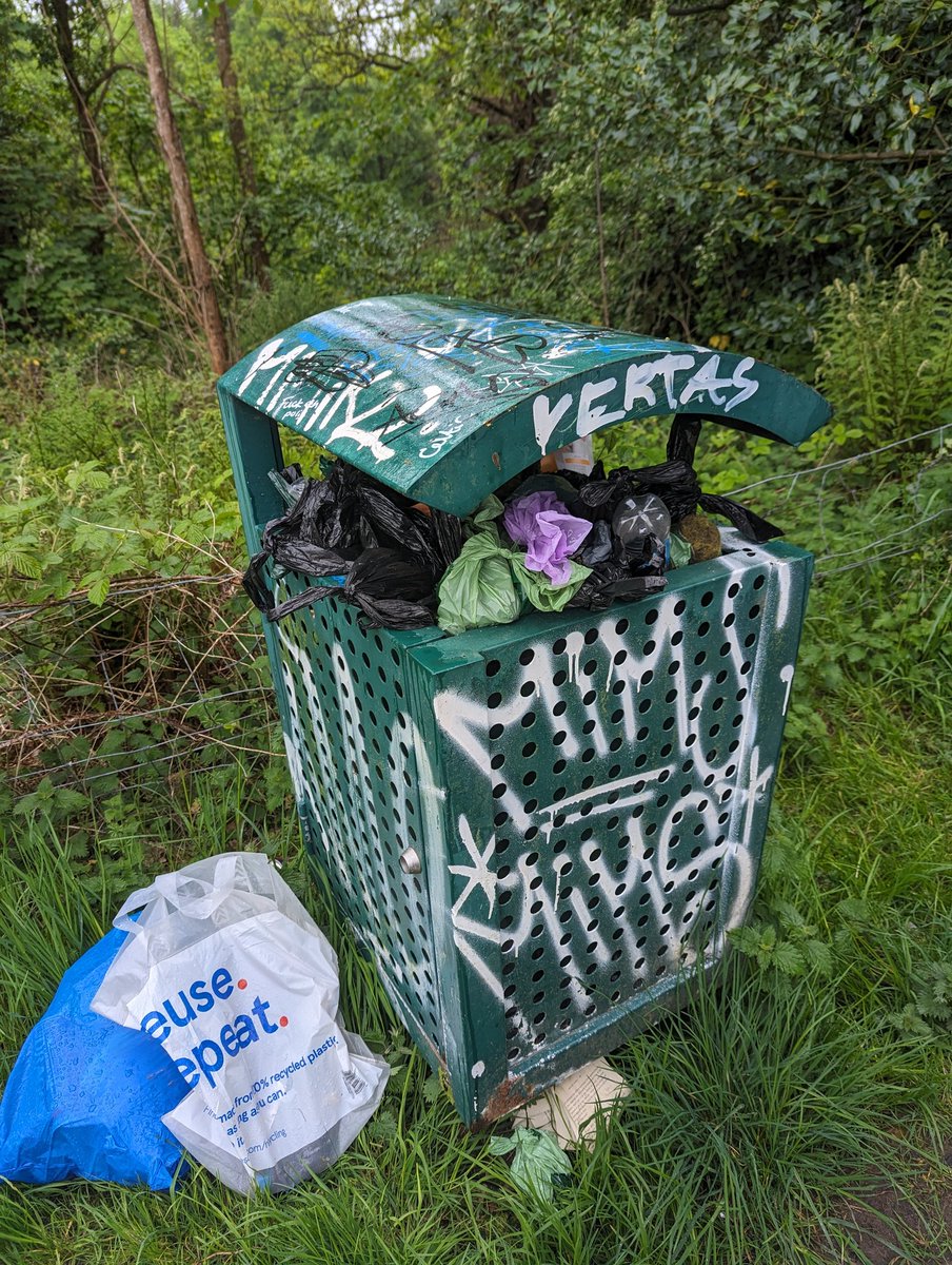 ajapage's tweet photo. @EastRenCouncil @EastRenCouncil still not emptied...

And I'd report online if it were easier to do... https://t.co/1Zc7V8feiH