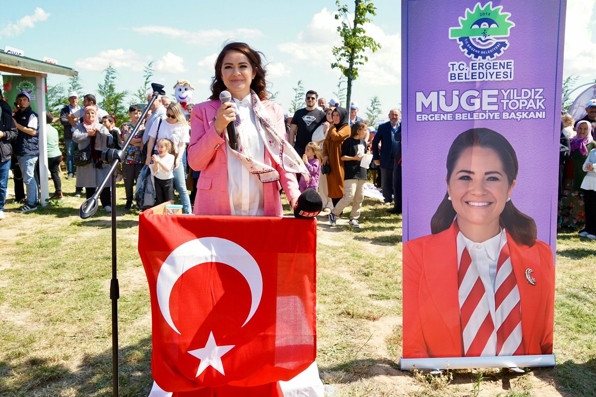 MugeYildizTopak's tweet photo. En değerli varlıklarımız annelerimiz için 🍓Hanımeli Çilek Tarlamızda düzenlediğimiz, son derece yoğun katılımla ve büyük bir kalabalıkla kutladığımız Anneler Günü etkinliğini adeta bir insan seline, bir sevgi seline dönüştüren keyifli anlarımıza ortak olan tüm komşularımıza gönülden teşekkür ediyorum. Bu vesile ile bir kez daha başta şehitlerimizin bizlere emaneti şehit annelerimiz olmak üzere tüm annelerimizin anneler gününü kutluyor, büyüklerimin ellerinden, küçüklerimin gözlerinden öpüyorum.

Müge Yıldız Topak
Ergene Belediye Başkanı
