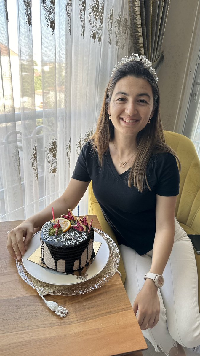ozlemsen07's tweet photo. Cahit Sıtkı'nın da dediği gibi,

'Dante gibi ortasındayım ömrün.'
🌸 https://t.co/3SRWtqaSzf