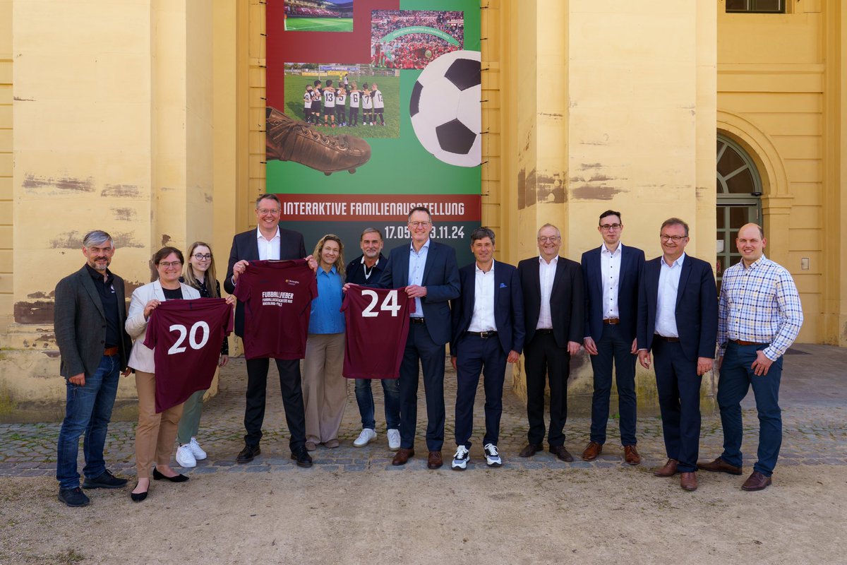 Gemeinsam mit Innen- und Sportminister Michael Ebling hat der Vorsitzende der Fritz-Walter-Stiftung, Minister @Alex_Schweitzer, heute die neue Sonderausstellung 'Fußballfieber - Fußballgeschichte(n) aus #RheinlandPfalz' in #Koblenz präsentiert.