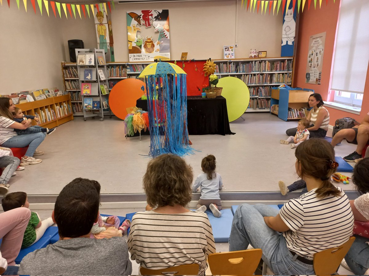 🐰 #AraMateix, #contes, #cançons i titelles amb els més petits de la nostra biblioteca‼️🪿 🪻La barraqueta de primavera de l'Elena Codó és plena de sorpreses‼️👶 @bibliotequescat #ballmanetes