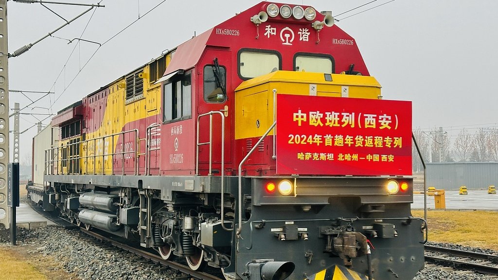 According to China Railway Group Limited (CREC), from January to April, a total of 6,184 China-Europe freight trains were operated, delivering 675,000 TEUs of goods, marking a year-on-year increase of 10 percent and 11 percent respectively. #ChineseEconomy