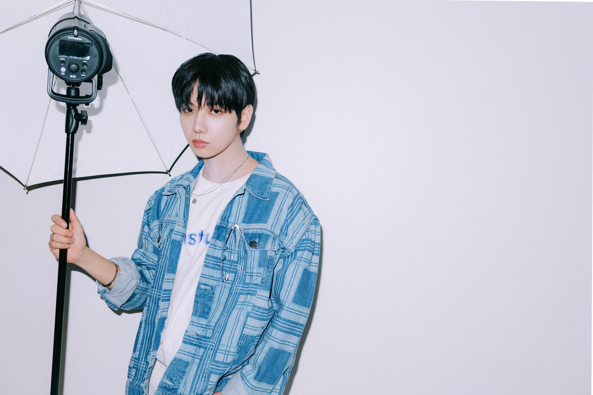 manuscript_jh's tweet photo. MORE 雜誌 明宰鉉部分
ㅡ
Q. 最喜歡的顏色是?
🐶 (灰灰的)藍色

Q. 人生中買的第一首歌曲是?
🐶 Bob Marley

Q. 人生第一場演唱會是?
🐶 iKON

Q. 所重視的字詞
🐶 是「你好」這個詞。雖然有不打招呼的人、也有隨口問候(隨口說說)的人，但我一直覺得打招呼很重要，所以很努力開朗的打���呼了。 https://t.co/bPABDwEF3R