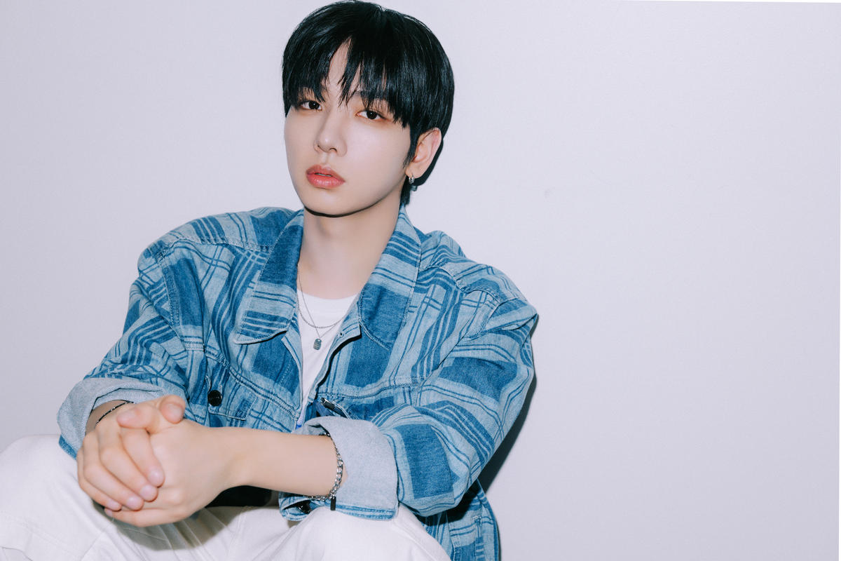 manuscript_jh's tweet photo. MORE 雜誌 明宰鉉部分
ㅡ
Q. 最喜歡的顏色是?
🐶 (灰灰的)藍色

Q. 人生中買的第一首歌曲是?
🐶 Bob Marley

Q. 人生第一場演唱會是?
🐶 iKON

Q. 所重視的字詞
🐶 是「你好」這個詞。雖然有不打招呼的人、也有隨口問候(隨口說說)的人，但我一直覺得打招呼很重要，所以很努力開朗的打���呼了。 https://t.co/bPABDwEF3R