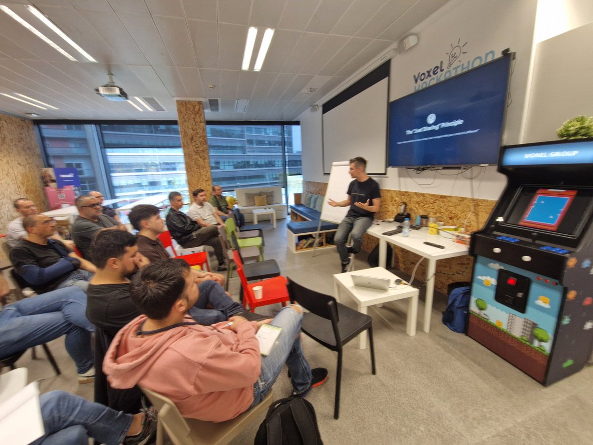 Empezamos el meetup de la <a href="/bcnswcraft/">🦄 Software Crafters BCN 📅 24-25 de octubre 2025</a> en <a href="/BavelVoxel/">Voxel</a> con <a href="/ppardalj/">Pedro Pardal</a>