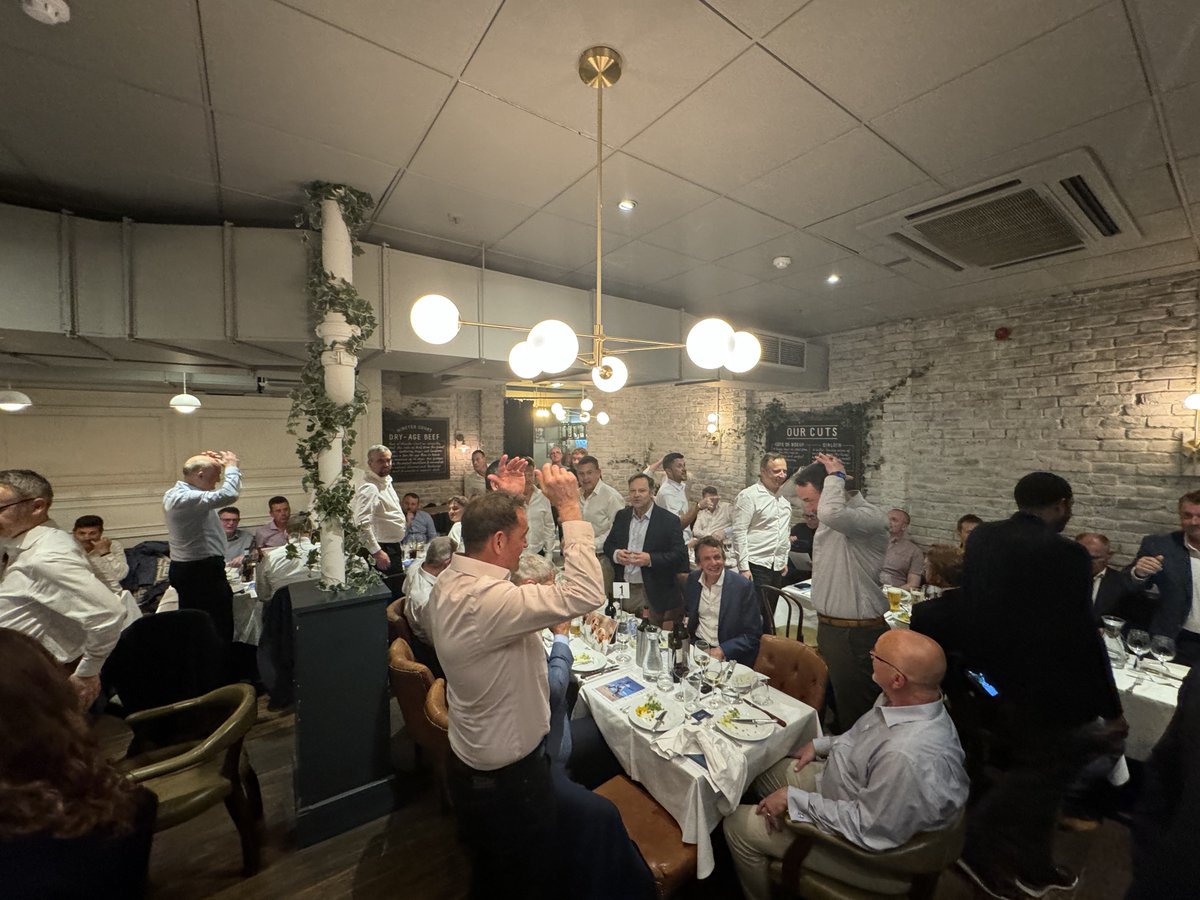 On Friday we hosted a private lunch in the upstairs Elite restaurant at @BallsBrothers Minster Exchange supporting visually impaired rugby for @ChangeFdn. Our guests were entertained by @NeilBack and @ShawseyShaw hosted by our very own @george_chuter