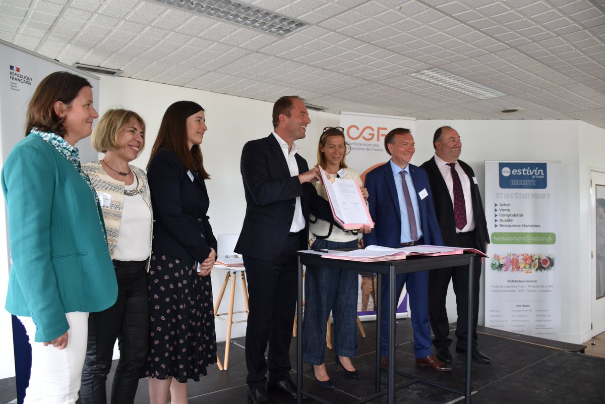 FTravail_CVL's tweet photo. Aujourd'hui la @CGF_CF confédération des grossistes de France a signé #AvecFranceTravail  une convention de partenariat pour aider les entreprises du secteur à 
✅faire découvrir leurs métiers
✅former
✅recruter
 @FranceTravail @ThibautGuilluy https://t.co/8xEIiP12W1
