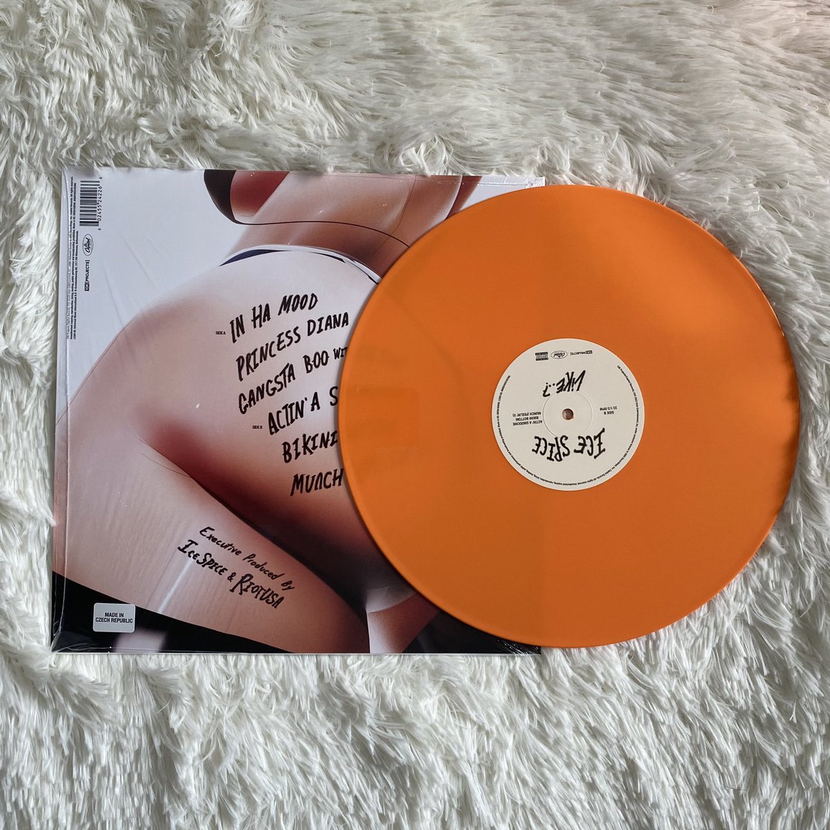 RicciSpice's tweet photo. In order to prevent you from not being abut how beautiful @icespicee_ ’s vinyl record is.🧡🧡🧡🧡🧡
#IceSpice ❤️ https://t.co/MiMI2770Qq