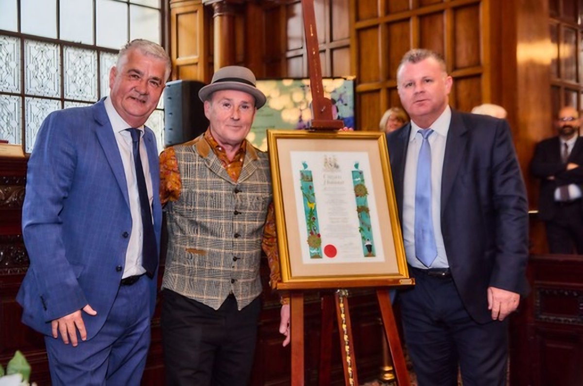 Thank you very much indeed to @Everton for sending a couple of Everton Legends Snods + Diamond to the Town Hall to witness myself receiving The Liverpool Citizen of honour Award. I can't tell you how much this meant to me. Thank you 💙