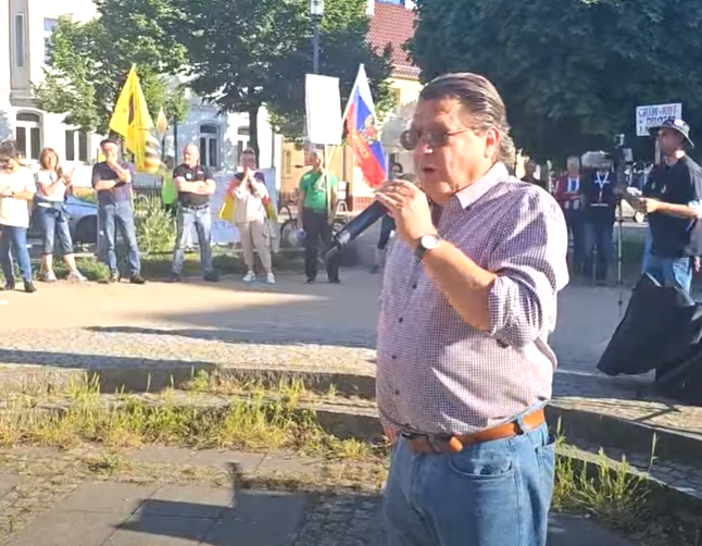 Björn Banane streamt aus #Falkensee: getreu dem Motto 'unser Land zuerst' spricht #Brandner von der #noafd vor seiner Landesfahne 🇷🇺 zum 'Folk' 🙋‍♂️