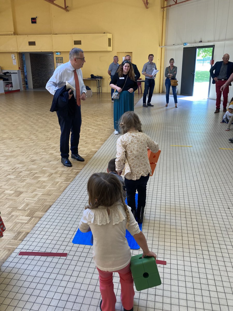 dsden18's tweet photo. #semainedelamaternelle 
Le DASEN, en présence du maire de la Chapelle Saint Ursin, découvre, lors de la 1ere journée, les ateliers autour de la thématique « Coopérons » pour renforcer les CPS
2️⃣9️⃣ classes/5️⃣5️⃣0️⃣ élèves vont participer toute la semaine à ces ateliers dans le Cher https://t.co/3rsapmxP7n