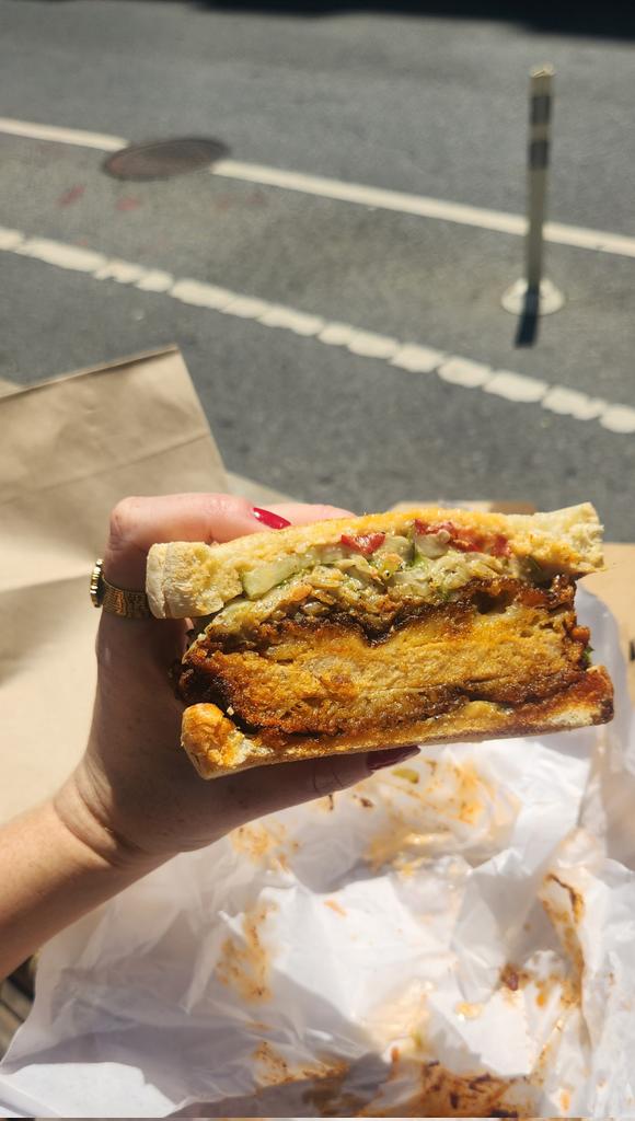 Feeling extremely targeted... Bubbie's Plant Food Lab is a 5 min walk from my new office & they have a vegan Nashville hot chickn sandwich🥲 take all my money pls
