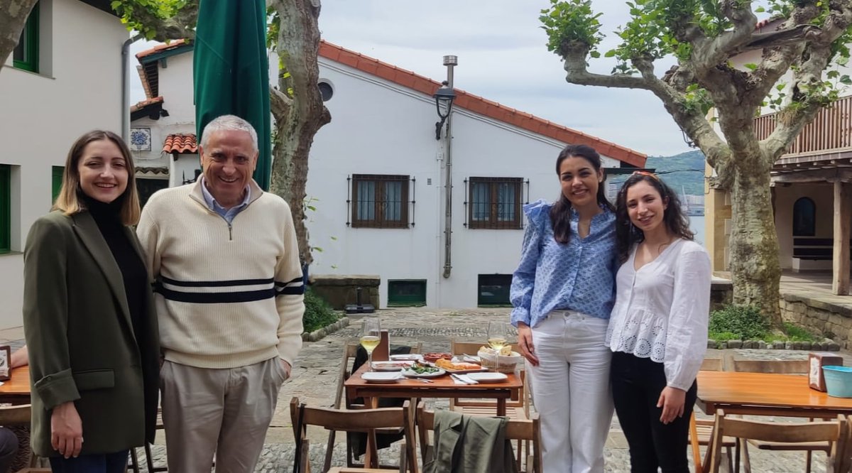 El otro día soñé que participaba en una publicación sobre una bilbaína revolucionaria mientras disfrutábamos del puerto viejo, el txoko, la música, la danza y otras maravillas... hemos despertado y ahora viajamos para recrear ese sueño en otros lugares 🌹