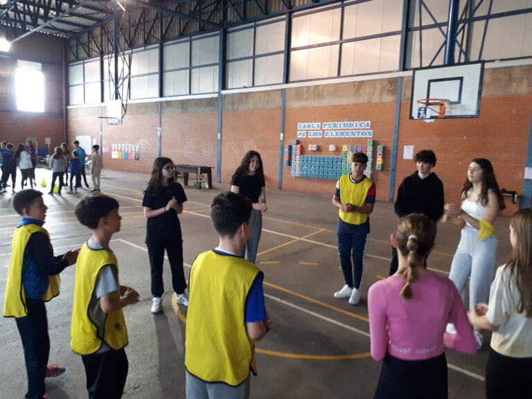Ies_GPrieto's tweet photo. Plan #conEFta Transición en acción: nuestro alumnado de 3º de ESO del Gregorio Prieto  visita el CEIP Maestro Juan Alcaide para trabajar con el alumnado de 5º  y 6º de primaria el deporte del Twincon.🏐 Metodología ApS. https://t.co/FF3hyphKCO