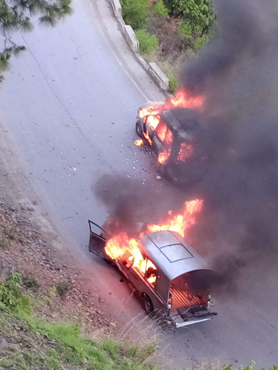 Fkdotpk1's tweet photo. Despite govt agreeing to all main demands, AAC refused to call off the protest and they surrounded the AJK secretariat and attempted to enter. During the same time, some miscreants in Lohar Gali near Muzaffarabad pelted stones at 2 vehicles belonging to Rangers and torched them https://t.co/LibrovHPcg
