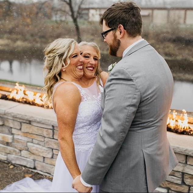 #ConjoinedTwin Abby Hensel didn't list Brittany as #WeddingWitness zorz.it/43SFg2H | #LillianGissen #ConjoinedTwins #AbbyHensel #BrittanyHensel #NewlywedCouple #groom #JoshBowling #SecretWedding