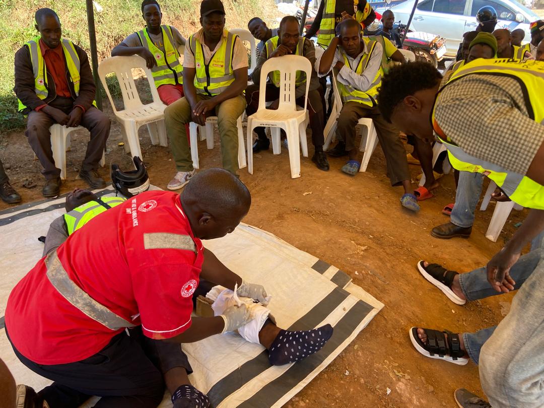Road Safety Matters! In partnership with @PrudentialUG ,through the #safesteps road safety campaign we continue to equip boda-boda cyclists with road safety and first aid knowledge. 📸#Safesteps training held at Kiwanga trading centre in Mukono.