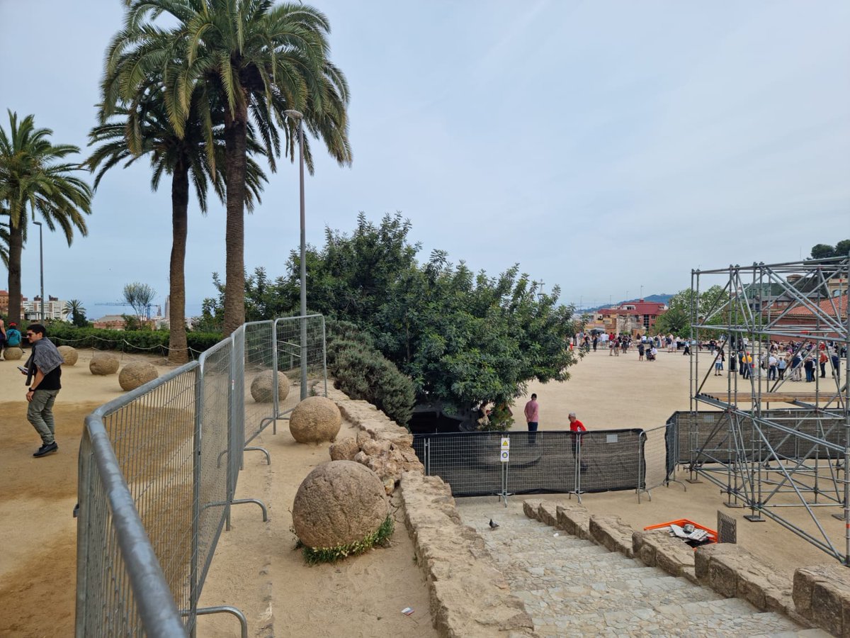 ‼️Volem denunciar que en menys de 24h d'obres per la desfilada de @LouisVuitton al Park Güell (actes de la Copa Amèrica) ja s'han carregat un tros d'escales. Així és com @bcn_ajuntament vetlla pel patrimoni de la ciutat i de la @UNESCO_es