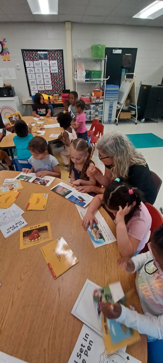 CECLA students had the opportunity to show off their reading skills to <a href="/DrD_CCPS/">Merv Daugherty</a>  and School Board Member  Ann Coker today! <a href="/CECLAseahorse/">CECLA</a>  <a href="/CCPSPreschool/">CCPS_Preschool</a>  <a href="/CCPSFACE1/">CCPS FACE</a>