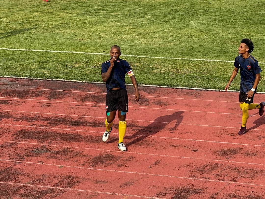 luiyerbpsuv's tweet photo. Una tarde de emoción la que disfrutamos en el Estadio Hermanos Ghersi 

Importante victoria para seguir sumando, vamos por más equipo 

¡Dale Aragua FC! 🟡🔴

@Soykarinacarpio @GobiernoAragua_ @AraguaFC https://t.co/0J2rm4xRqy