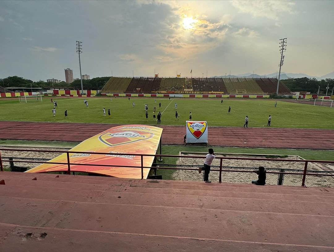 luiyerbpsuv's tweet photo. Una tarde de emoción la que disfrutamos en el Estadio Hermanos Ghersi 

Importante victoria para seguir sumando, vamos por más equipo 

¡Dale Aragua FC! 🟡🔴

@Soykarinacarpio @GobiernoAragua_ @AraguaFC https://t.co/0J2rm4xRqy