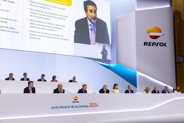 Ojo_Publico's tweet photo. 🚨 A más de dos años del desastre ecológico en Perú, organizaciones enfrentan a Junta de Accionistas de Repsol para exigir que petrolera asuma sus responsabilidades por el #DerrameRepsol.
👉https://t.co/oogPw0rXt9👈 https://t.co/ozf3pEZQaA