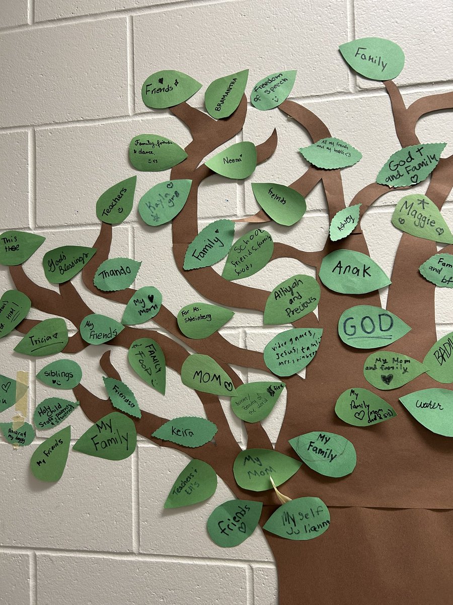 HChild_CCSD's tweet photo. Our Gratitude Tree is in full bloom. Lots of things to be thankful for. 💚🍃 https://t.co/dLoS5ZwF7y