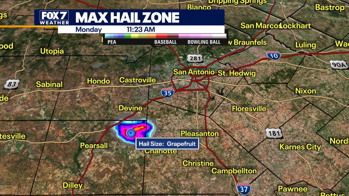 zackshieldsFOX7's tweet photo. Huge hail in between San Antonio and Pearsall. Radar estimating grapefruit sized hail and heading for I-37 corridor. #fox7austin #hailer #atxwx #txwx https://t.co/dnTJ8zVDfU