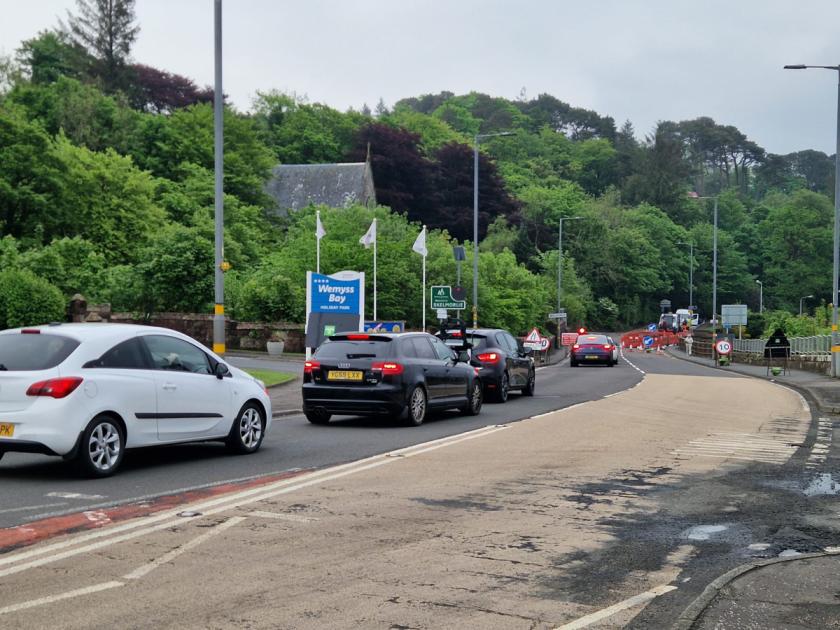 A plea has been issued to Scottish Water to try and resolve issues causing long traffic hold-ups on the road at Wemyss Bay for an 11 month project. dlvr.it/T6qJF1 👇 Full story
