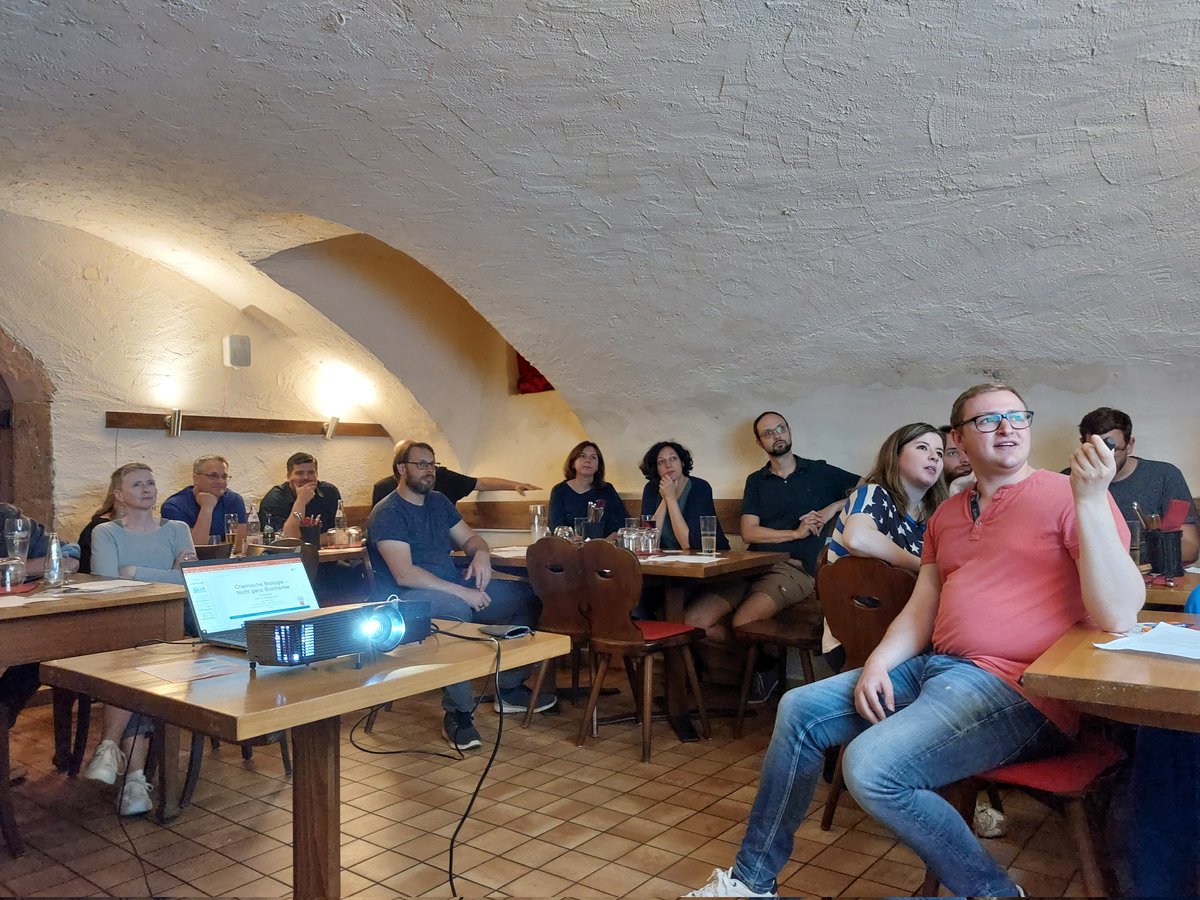 chiara_galy's tweet photo. Die Hörer des @pintofscienceDE sind bei Ilja's Geschichte fasziniert. Wie können Biologie und Chemie zusammenarbeiten um RNA-bindenden Proteinen zu untersuchen?
#Mainz #pint24de https://t.co/OgHV8szDqq