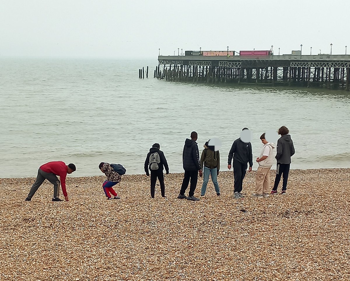 ClgDiderot's tweet photo. Voyage en Angleterre : bien arrivés ! Traversée en ferry, visite et découverte de Hastings et Brighton. En route pour Londres à la rencontre des familles hôtesses ! 1er repas english : mac&amp;cheese 🇬🇧 https://t.co/2M7kyOKrkN